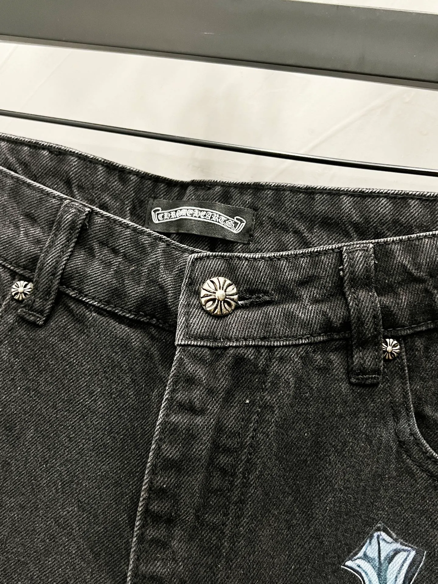 P180 Style number: [M964] Chrome Hearts SS25 full-print cross cartoon patch straight jeans for men and women, top ceiling quality, styles with different wash textures, very friendly to people with thin legs and thick legs, the straight and slim fit is very flattering to the leg shape, the moderate length that never goes out of style, easy to match with casual, basic styling for various styles, a must-have in the wardrobe! The fabric is stiff but also makes the upper body soft without losing texture. The washing process is even more perfect. It is a must-have item for everyone! ! ! Washed wheat, hang tag, pants label, three labels complete Color: black Size: 30, 32, 34, 36